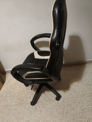 Silla Gaming negra y blanca