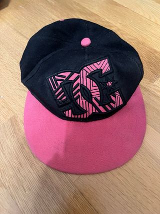Gorra DC negra y rosa