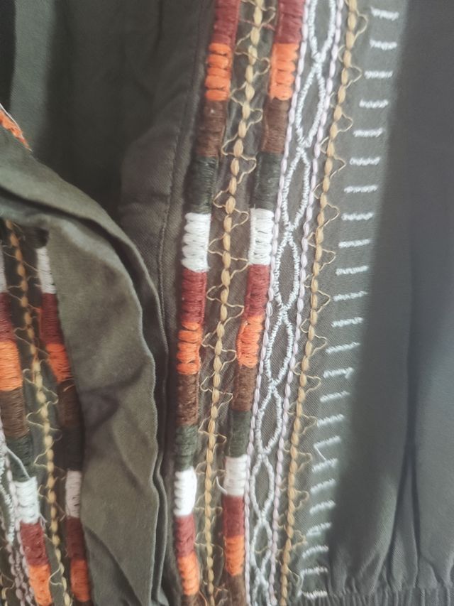 Mono largo verde oliva bordado