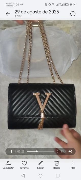 Bolso negro con cadena dorada