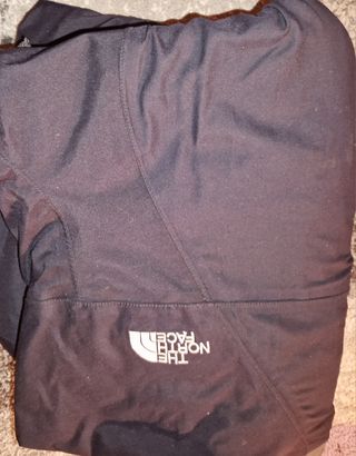 Chaqueta The North Face negra y pantalon ternua