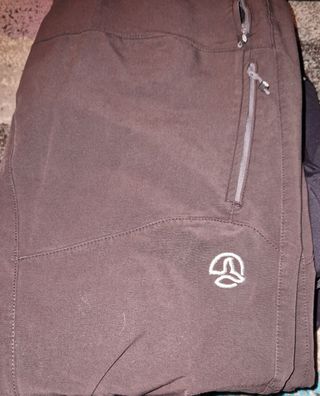 Chaqueta The North Face negra y pantalon ternua