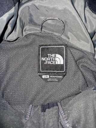 Chaqueta The North Face negra y pantalon ternua