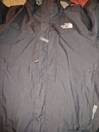 Chaqueta The North Face negra y pantalon ternua