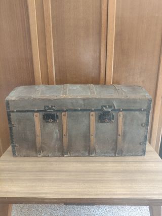 Baúl antiguo de madera y metal