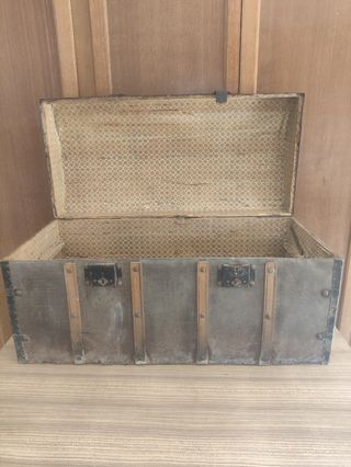 Baúl antiguo de madera y metal