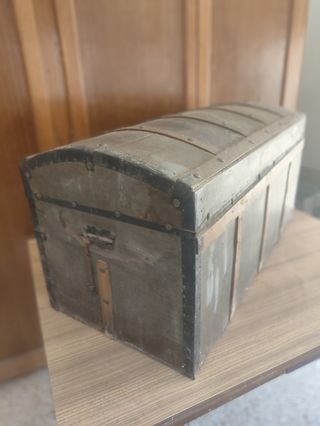Baúl antiguo de madera y metal