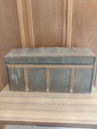 Baúl antiguo de madera y metal