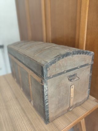 Baúl antiguo de madera y metal