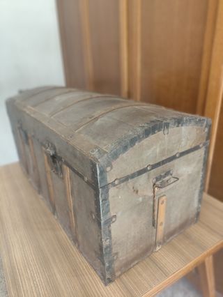 Baúl antiguo de madera y metal