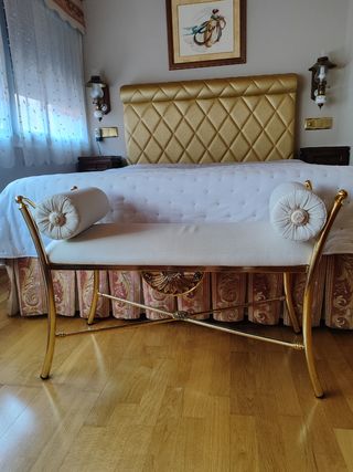 Banco dorado con puff - Decoración