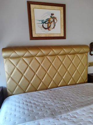 Banco dorado con puff - Decoración