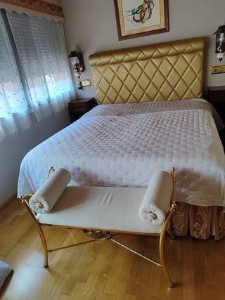 Banco dorado con puff - Decoración
