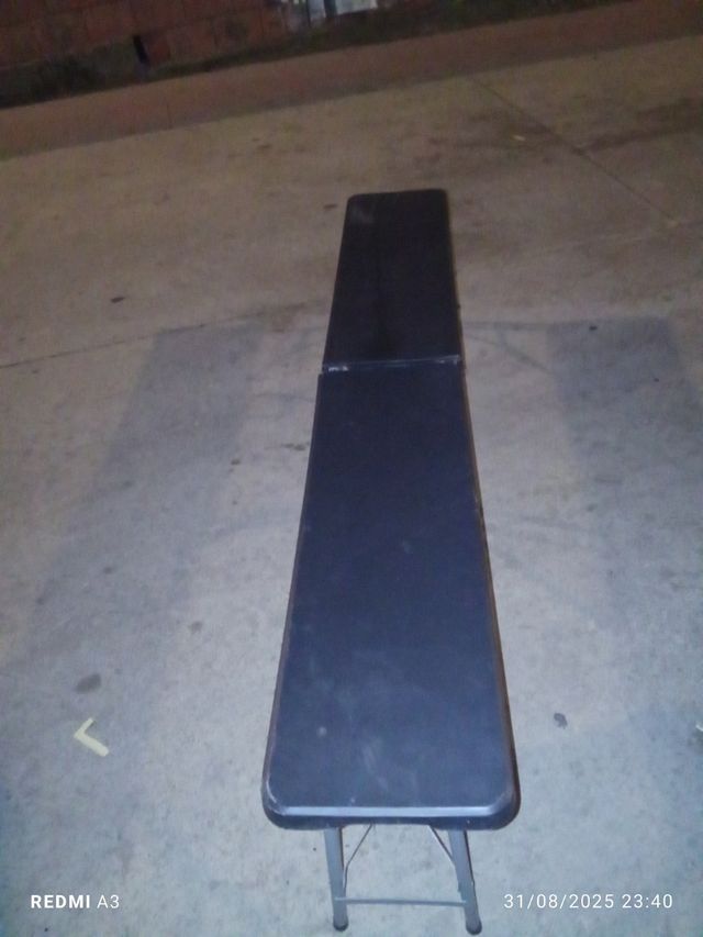 Panca pieghevole in plastica nera