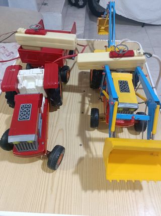 Coppia di vecchi trattori Clim