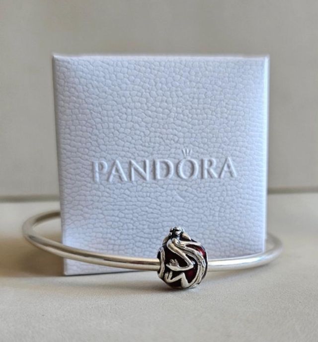 Charm Pandora rojo y plata