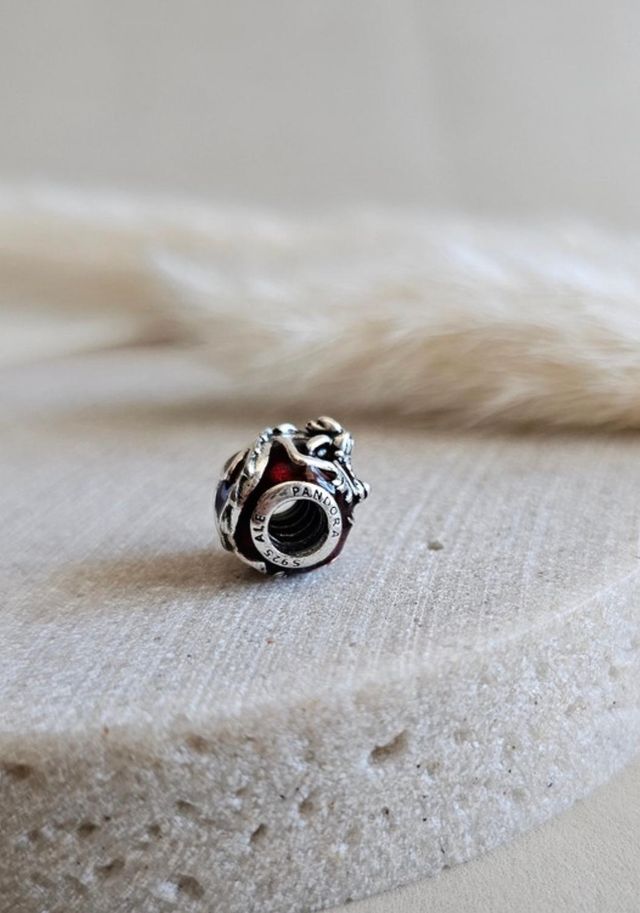 Charm Pandora rojo y plata