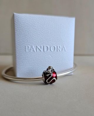 Charm Pandora rojo y plata