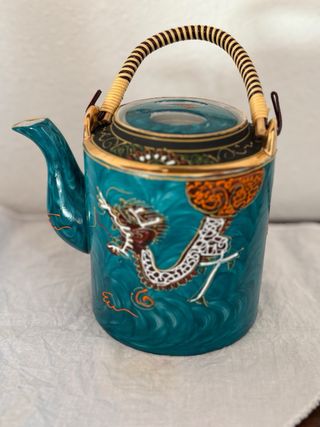 Tazza e piattino in porcellana decorati