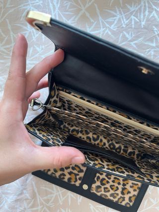 Billetera negra con dorado