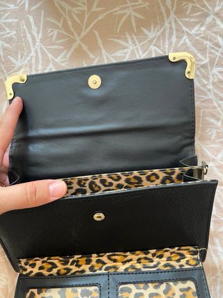 Billetera negra con dorado