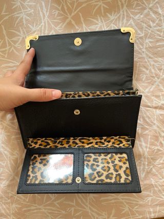 Billetera negra con dorado