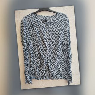Blusa azul y negra estampada