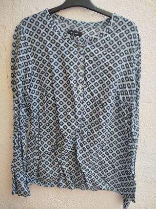 Blusa azul y negra estampada