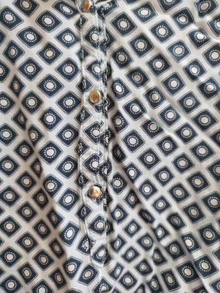Blusa azul y negra estampada