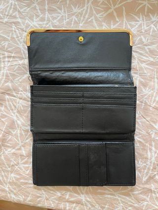 Cartera negra con dorado