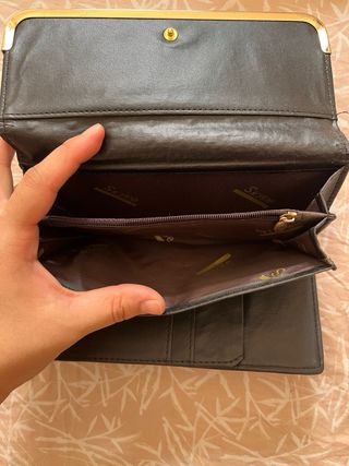 Cartera negra con dorado