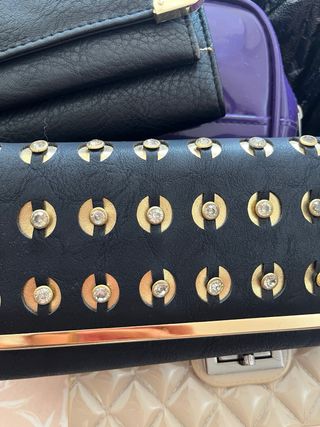 Cartera negra con dorado
