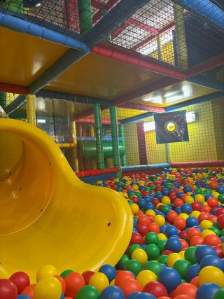 Parque bolas infantil, con más de 20 años 