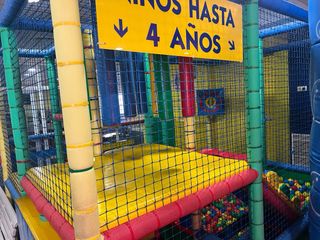 Parque bolas infantil, con más de 20 años 