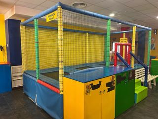 Parque bolas infantil, con más de 20 años 