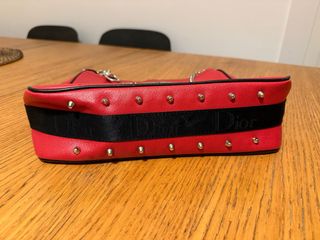 Bolso Dior rojo con tachuelas