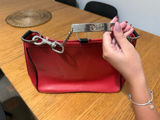 Bolso Dior rojo con tachuelas