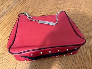 Bolso Dior rojo con tachuelas