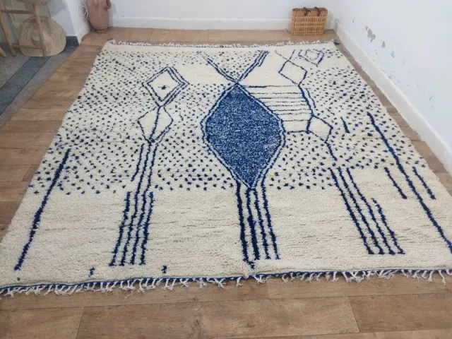 Alfombra bereber marroquí de lana blanca y azul