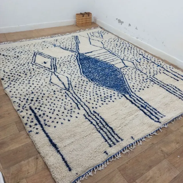 Alfombra bereber marroquí de lana blanca y azul