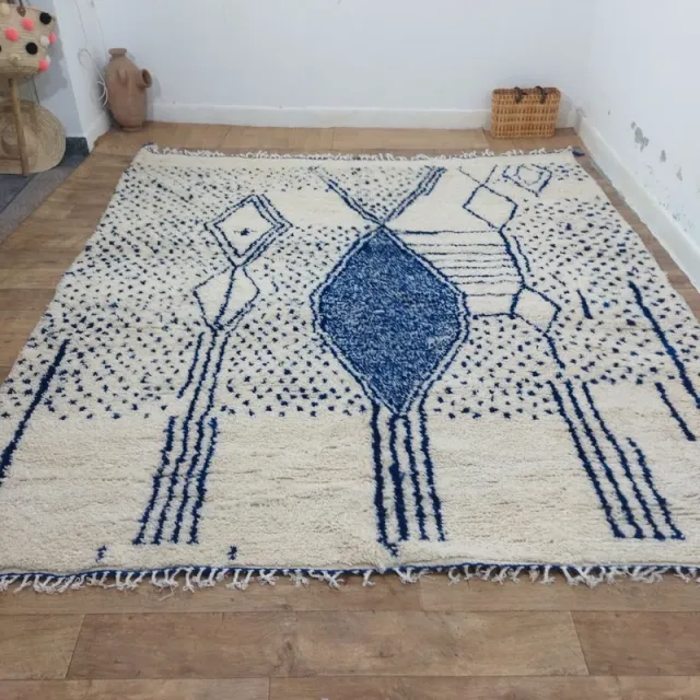 Alfombra bereber marroquí de lana blanca y azul