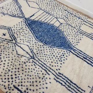 Tappeto berbero marocchino in lana bianca e blu