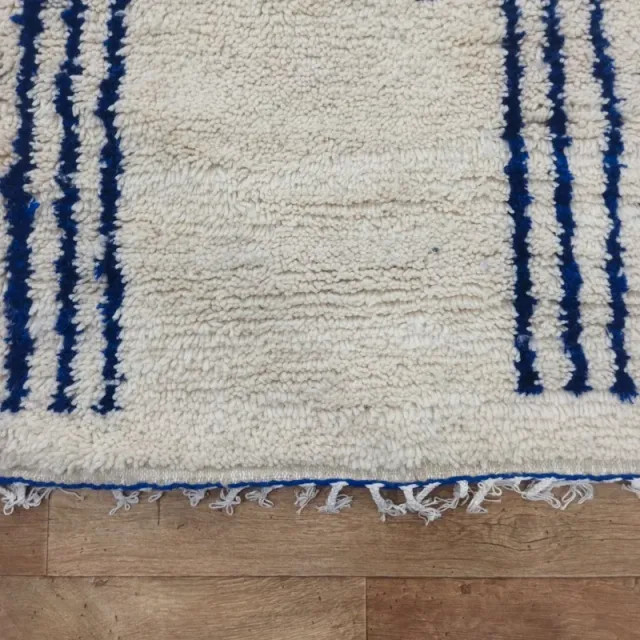 Alfombra bereber marroquí de lana blanca y azul