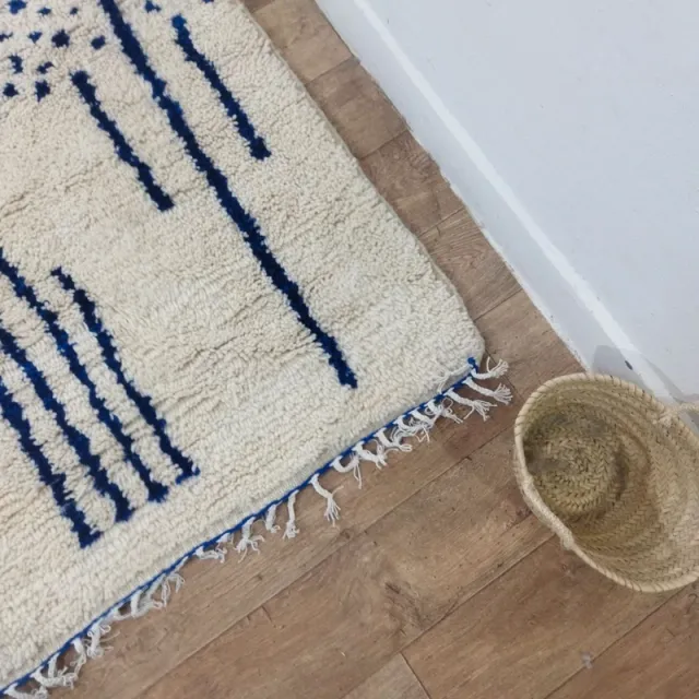 Alfombra bereber marroquí de lana blanca y azul