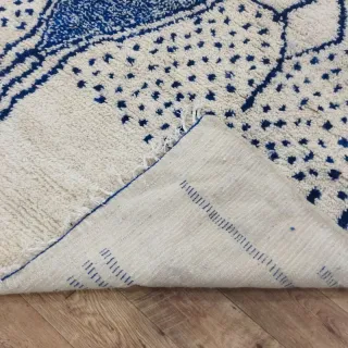 Tappeto berbero marocchino in lana bianca e blu