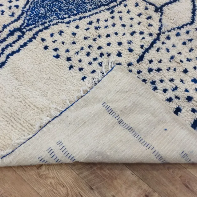 Alfombra bereber marroquí de lana blanca y azul