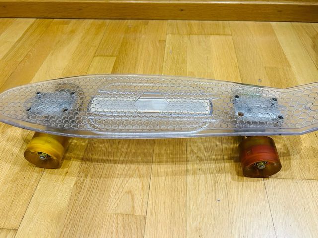 Monopatín transparente