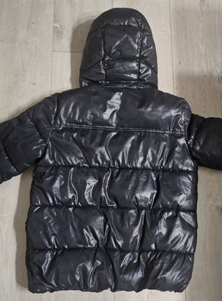 Plumón negro Sisley con capucha
