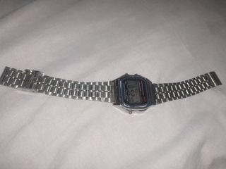 Reloj digital plateado