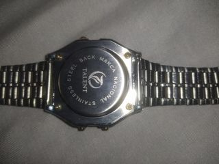 Reloj digital plateado